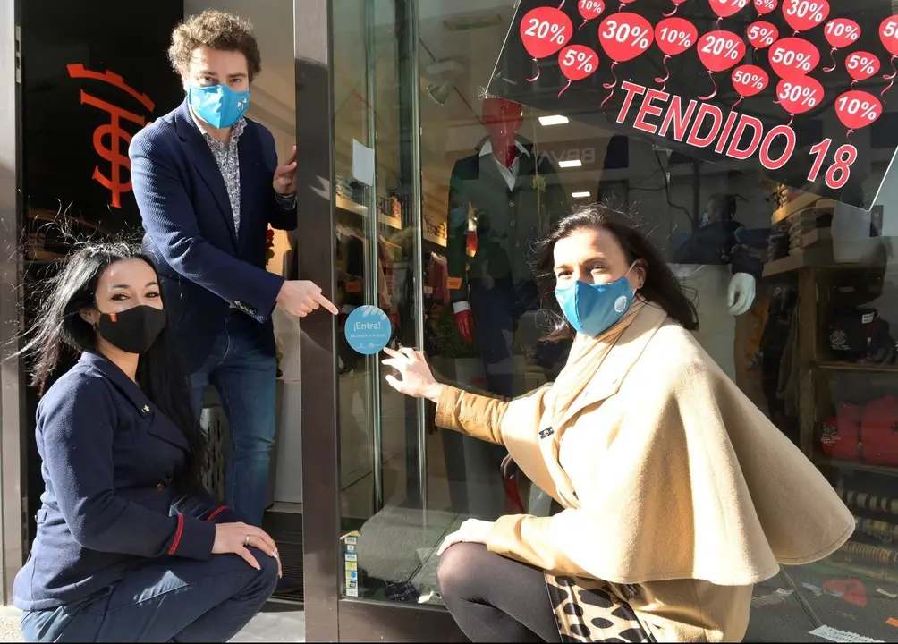 La alcaldesa Gema Igual durante su visita a uno de los comercios beneficiados del primer plan de choque