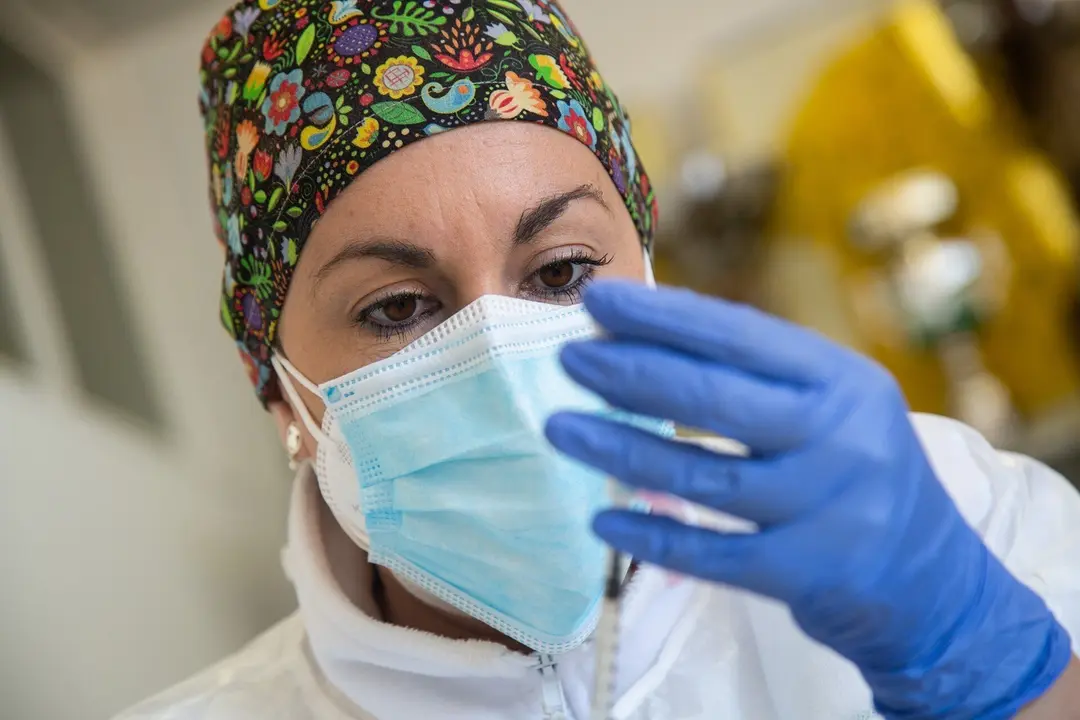 Una sanitaria prepara la vacuna de Pfizer para inyectarla a una persona en el Polideportivo Municipal, en Villafranca De Los Barros, Badajoz, Extremadura (Espa&ntilde;a), a 15 de febrero de 2021. El Servicio Extreme&ntilde;o de Salud (SED) ha comenzado a vacunar hoy co