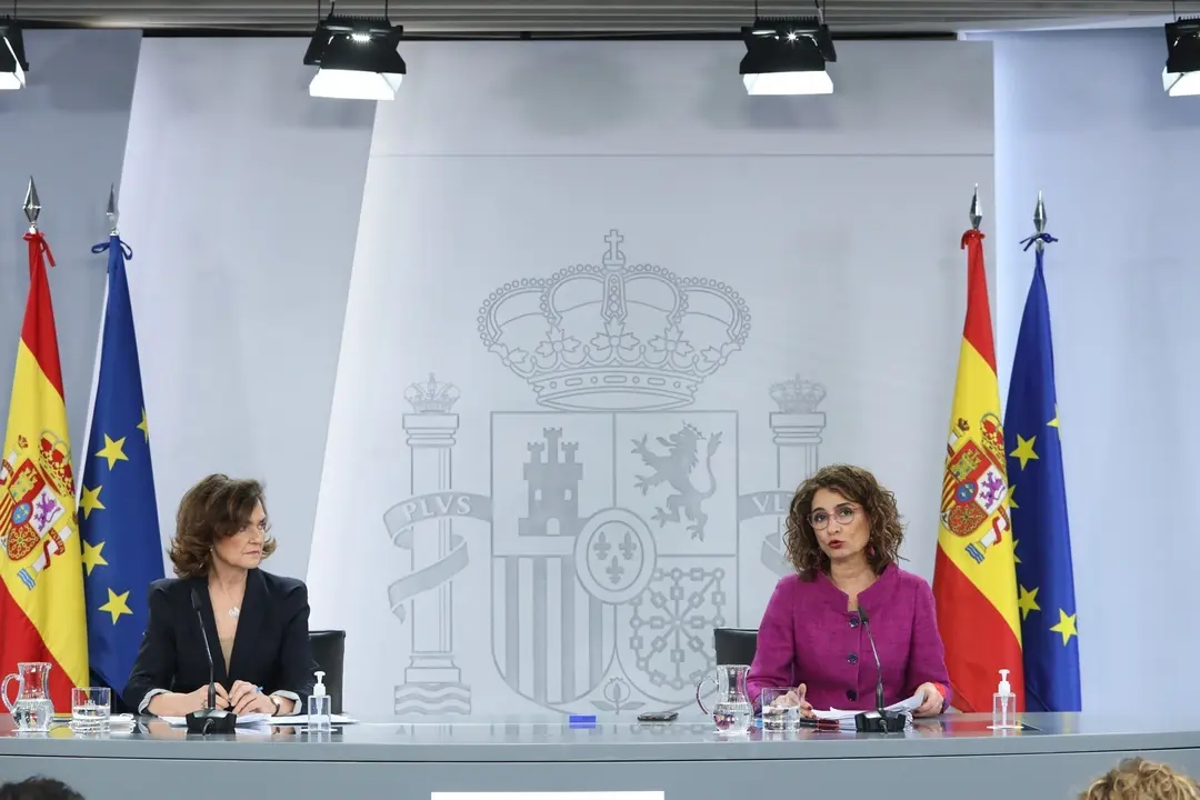 La vicepresidenta primera y ministra de Presidencia, Relaciones con las Cortes y Memoria Democr&aacute;tica, Carmen Calvo (i) y la ministra portavoz y de Hacienda, Mar&iacute;a Jes&uacute;s Montero.