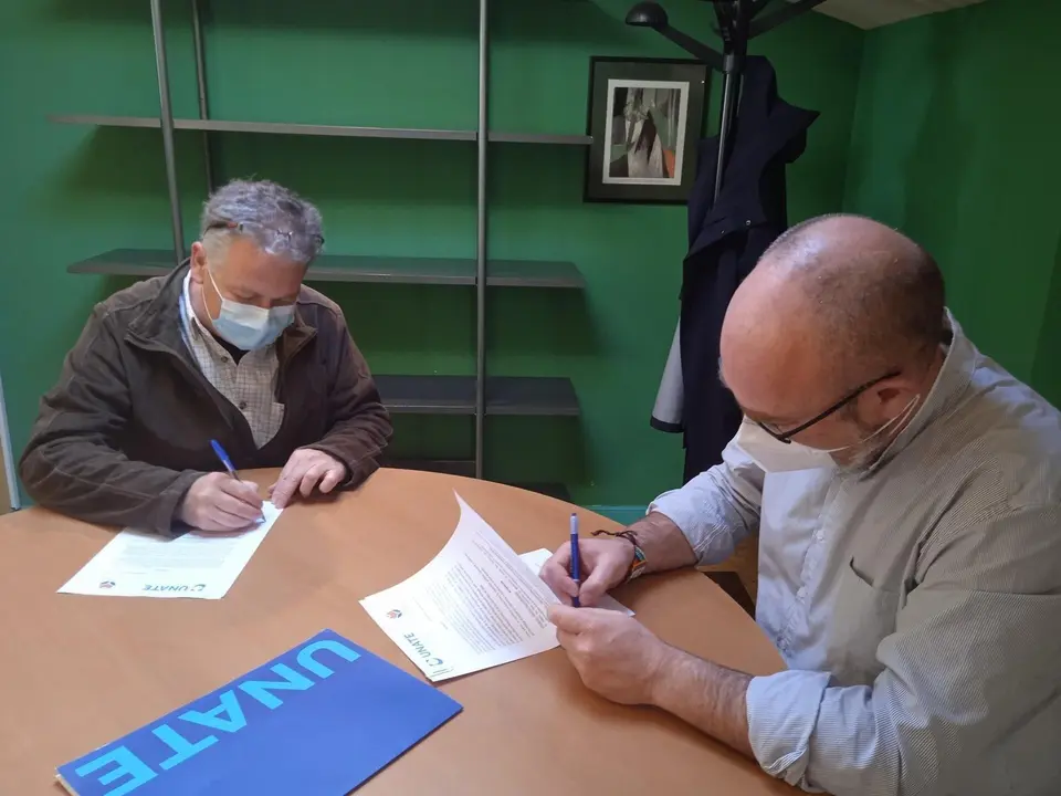 Los representantes de FNYH y UNATE firman el convenio