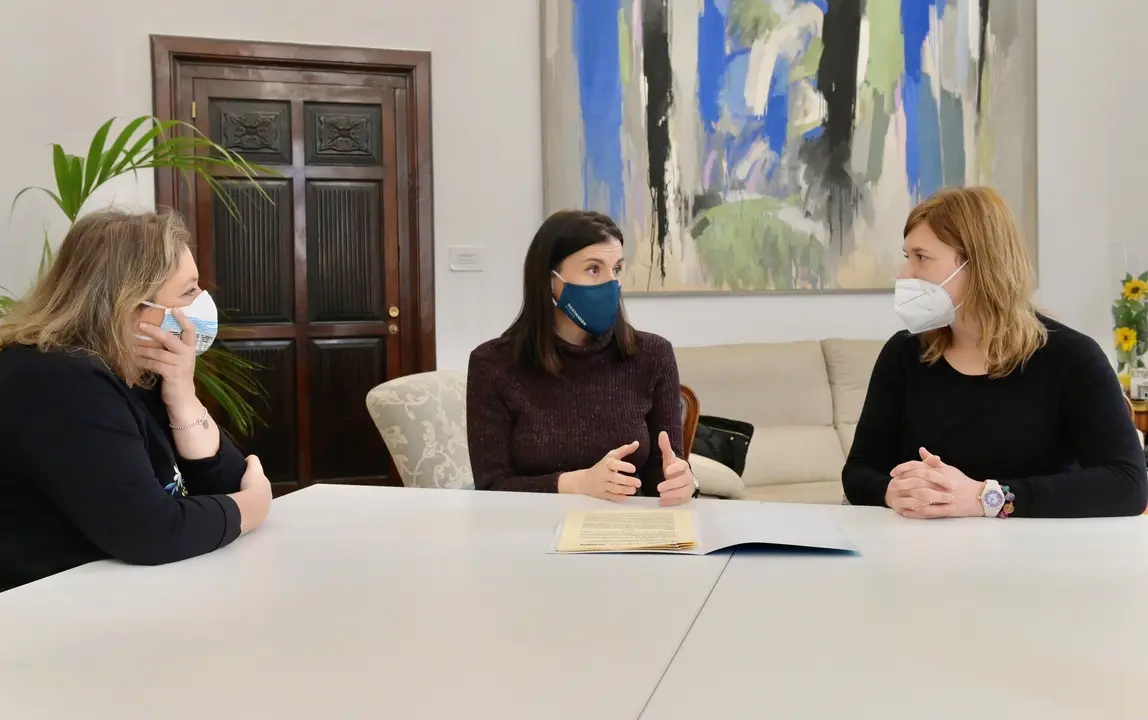 La alcaldesa de Santander, Gema Igual, y la coordinadora de Cantabria Acoge, Marta S&aacute;nchez