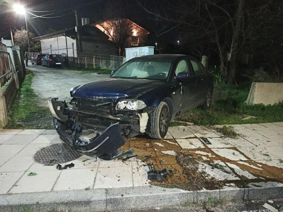 Un conductor duplica la tasa de alcohol, choca contra un bloque de hormig&oacute;n y se da a la fuga