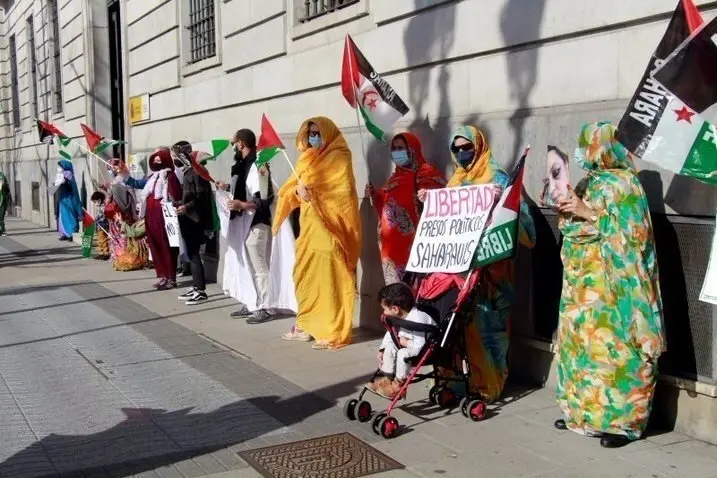Amigos saharauis se concentran frente a la Delegaci&oacute;n del Gobierno en Santander