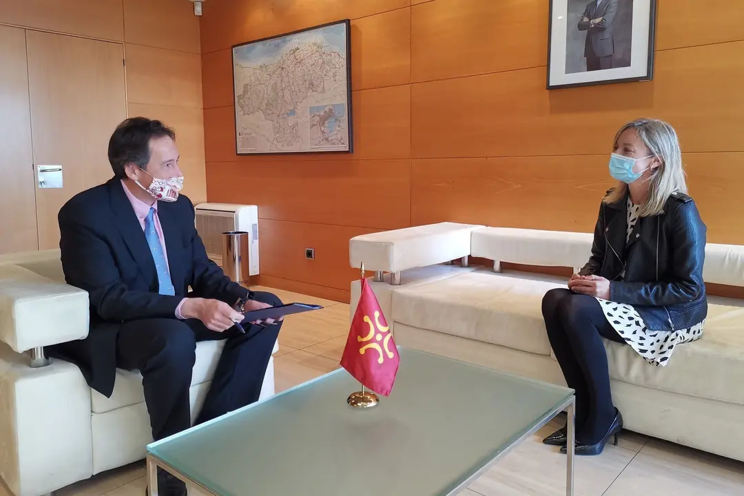 El consejero de Obras P&uacute;blicas, Jos&eacute; Luis Gochicoa, y la alcaldesa de Castro Urdiales, Susana Herr&aacute;n