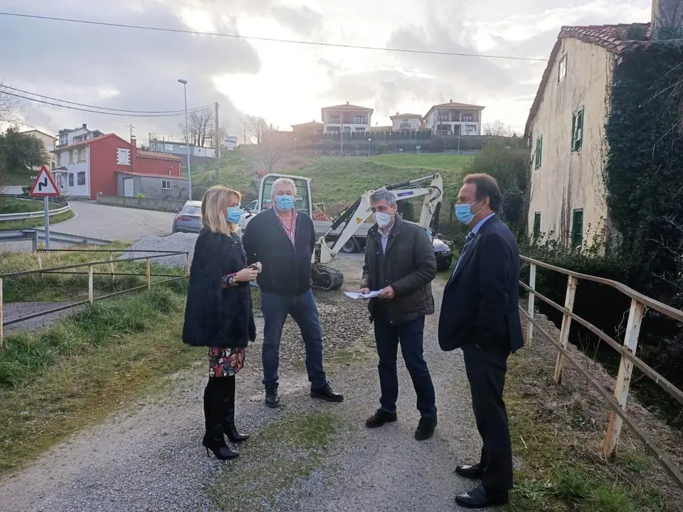 La alcaldesa de Pi&eacute;lagos visita el inicio de las obras de la red de saneamiento en el barrio Rubo de Boo