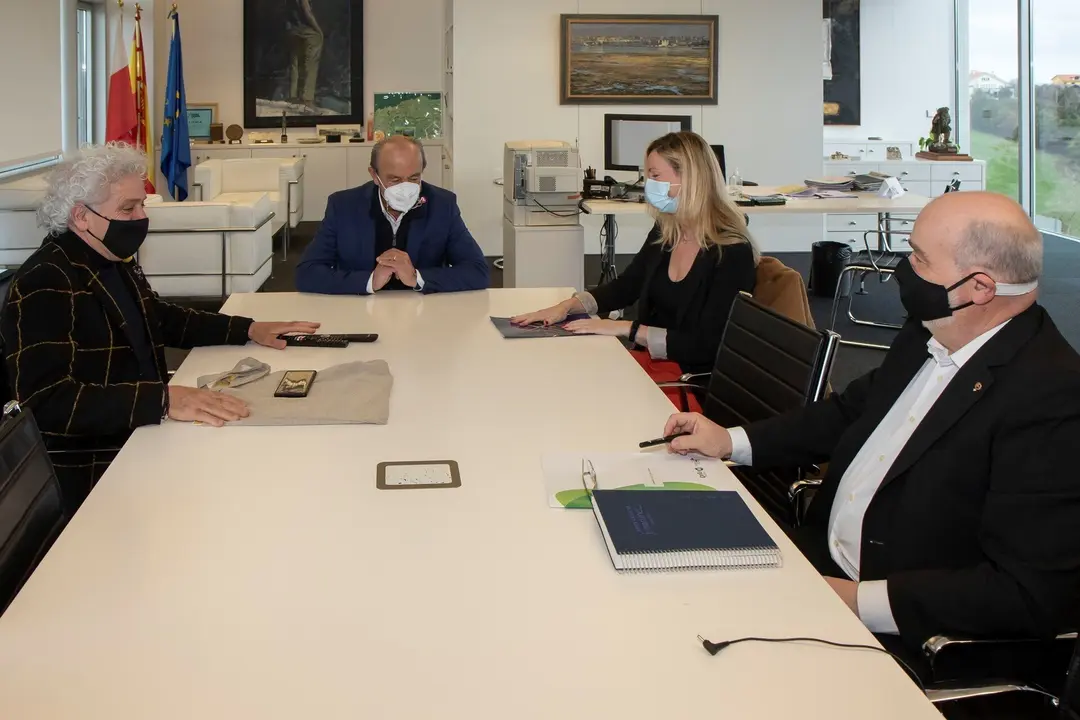 El consejero de Industria, Turismo, Innovaci&oacute;n, Transporte y Comercio, Javier L&oacute;pez Marcano, recibe al presidente de la Asociaci&oacute;n de Hosteler&iacute;a, &Aacute;ngel Cuevas.