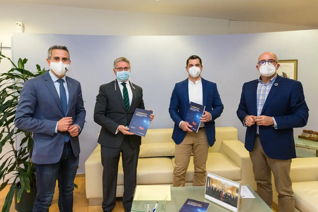 Zuloaga y Rodr&iacute;guez con los autores del libro sobre protonterapia