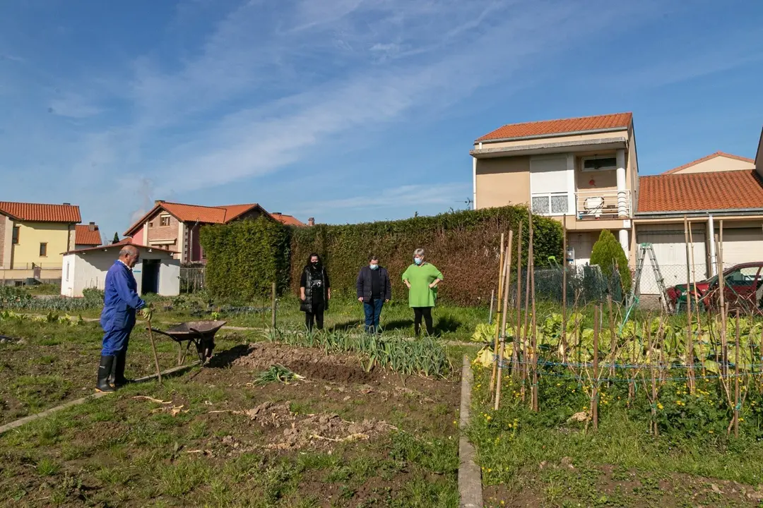 La alcaldesa de Polanco, Rosa D&iacute;az Fern&aacute;ndez, visita los huertos urbanos junto a los concejales de Medio Ambiente, Isabel Herrera, y de Barrios, Fernando Sa&ntilde;udo.
