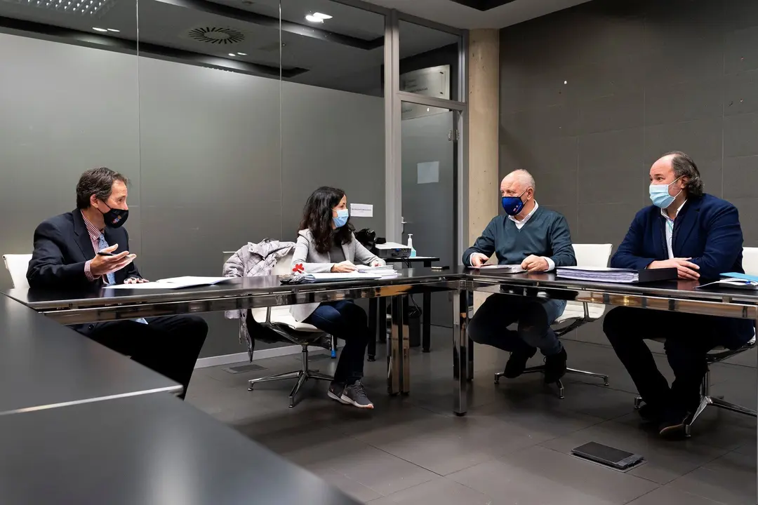 El Consejero De Obras P&uacute;blicas, Ordenaci&oacute;n Del Territorio Y Urbanismo, Jos&eacute; Luis Gochicoa, Recibe Al Alcalde De Reinosa, Jos&eacute; Miguel Barrio.