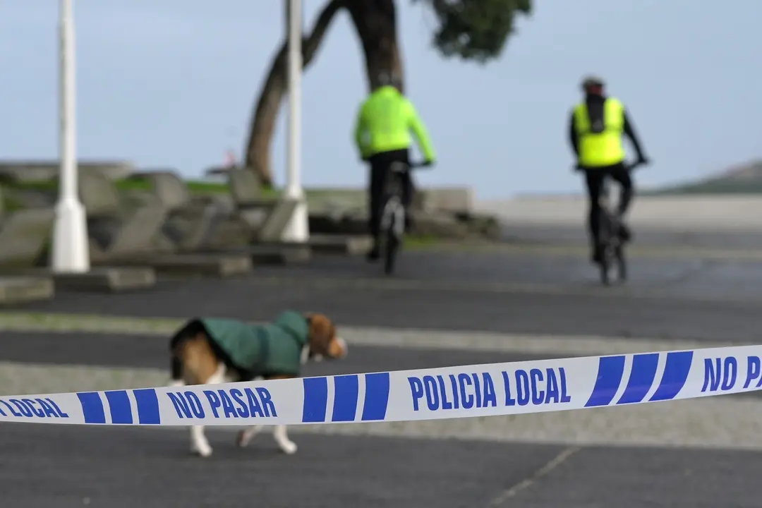Dos personas pasan en bicicleta en Las Esclavas con una zona cortada a consecuencia de la borrasca Justine convertida en ciclog&eacute;nesis explosiva en A Coru&ntilde;a, Galicia (Espa&ntilde;a), a 31 de enero de 2021. Justine dej&oacute; ayer, 30 de enero rachas superiores a los 12