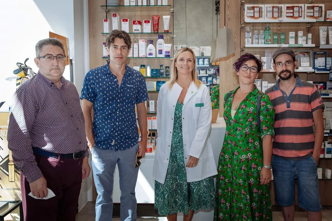 De izda a dcha: El presidente de Ascasam, Ignacio Allende; el actor Eduardo Noriega; la presidenta del Colegio de Farmac&eacute;uticos, Rita de la Plaza; y una trabajadora social y un paciente de Ascasam.