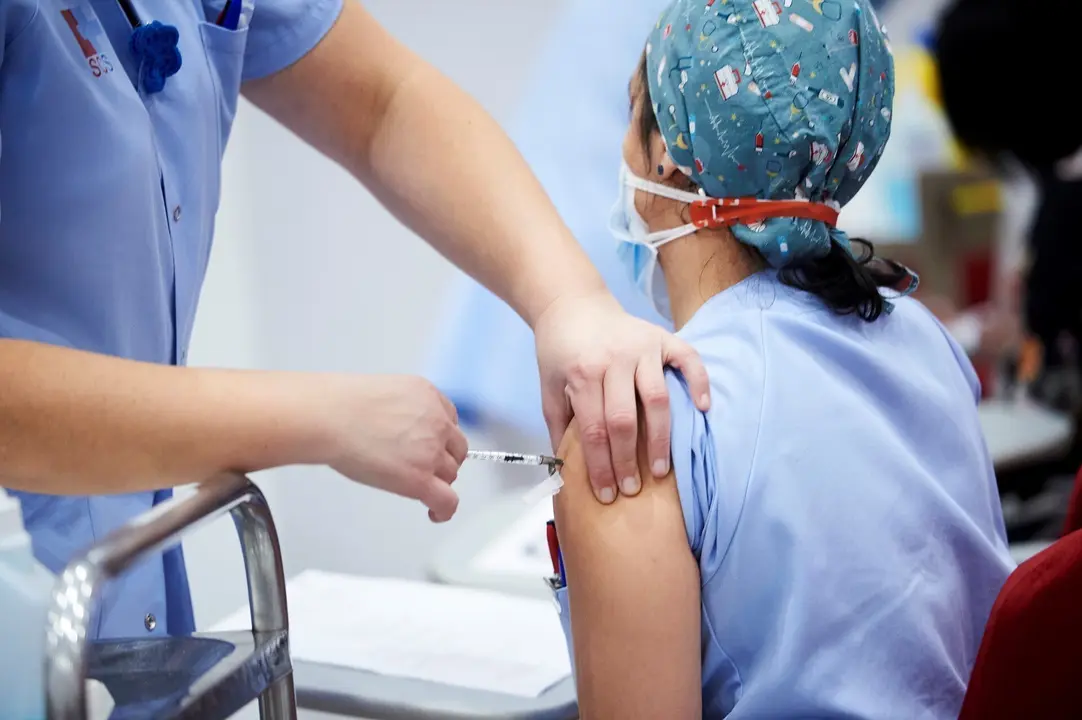 Vacunaci&oacute;n de personal sanitario en el Hospital Valdecilla.