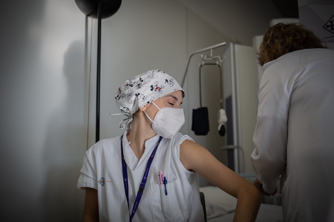 Archivo - Una enfermera vacuna a un profesional sanitario con la vacuna de Pfizer-BioNtech contra el COVID-19 en el Hospital de la Santa Creu i Sant Pau de Barcelona, Catalunya (España), a 14 de enero de 2021.
