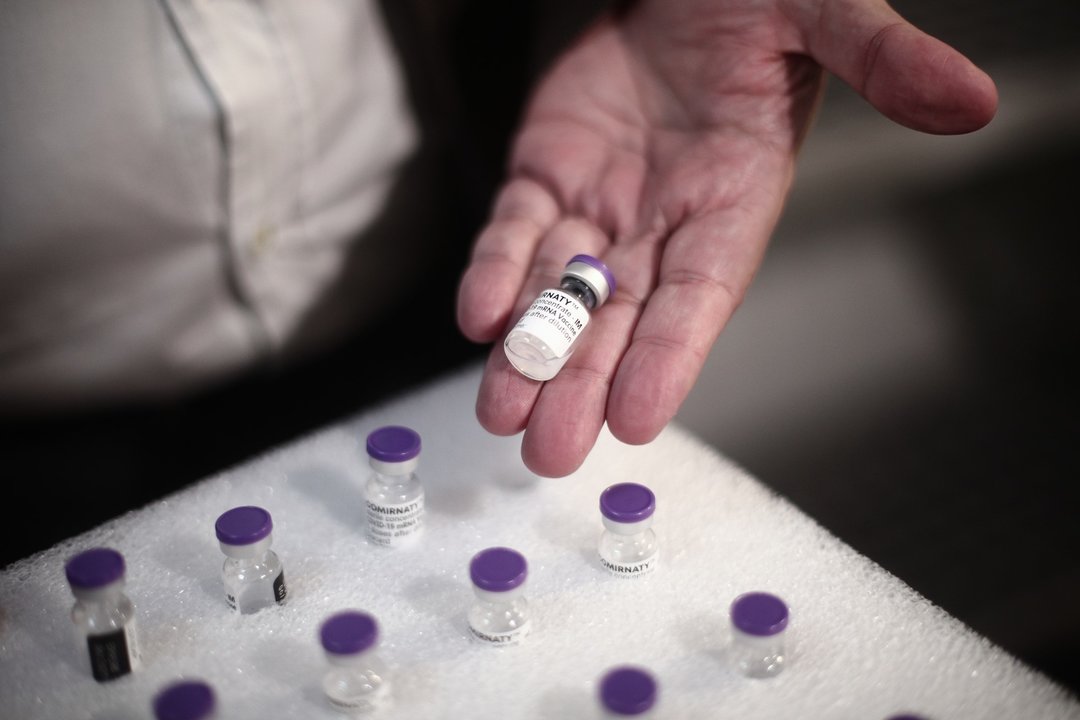 Un profesional sanitario sostiene una dosis de la vacuna contra la COVID-19 de AstraZeneca en un Centro de Vacunación de la Comunidad de Madrid, en Madrid (España), a 19 de febrero de 2021.