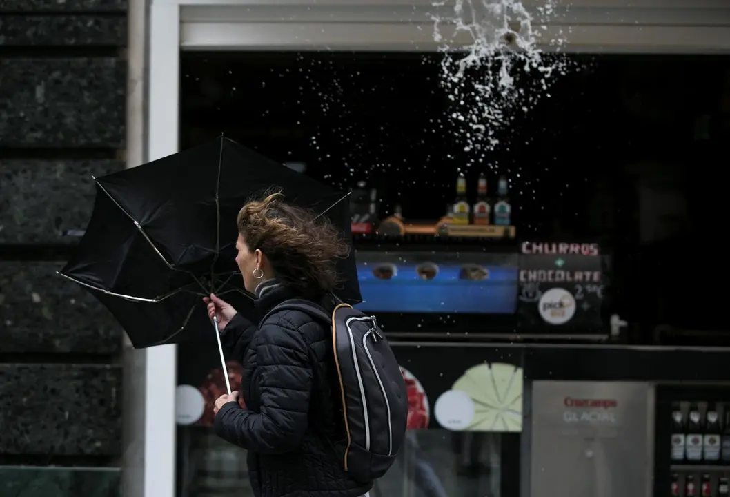 Archivo - El viento da la vuelta a un paraguas. Foto de archivo
