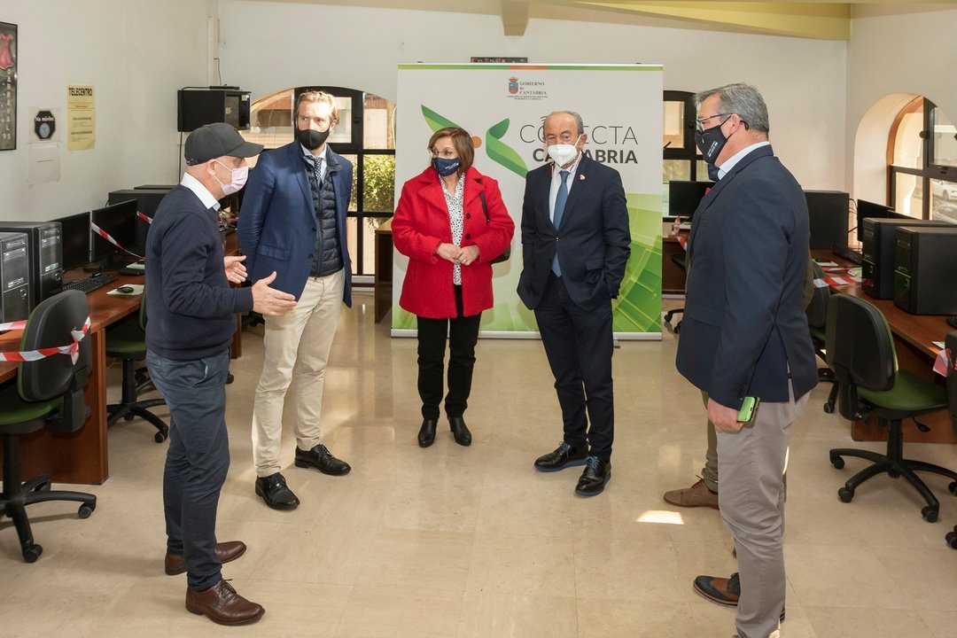 El consejero de Industria, Javier Lopez Marcano, y otras autoridades visitan el Centro Conecta Cantabria de Laredo