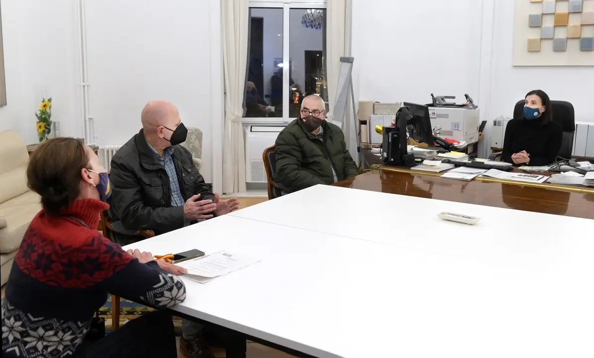 La alcaldesa de Santander, Gema Igual (derecha) y la conceajla de Barrios, Carmen Ruiz (izda) con representantes de la Asociaci&oacute;n de Vecinos de Monte