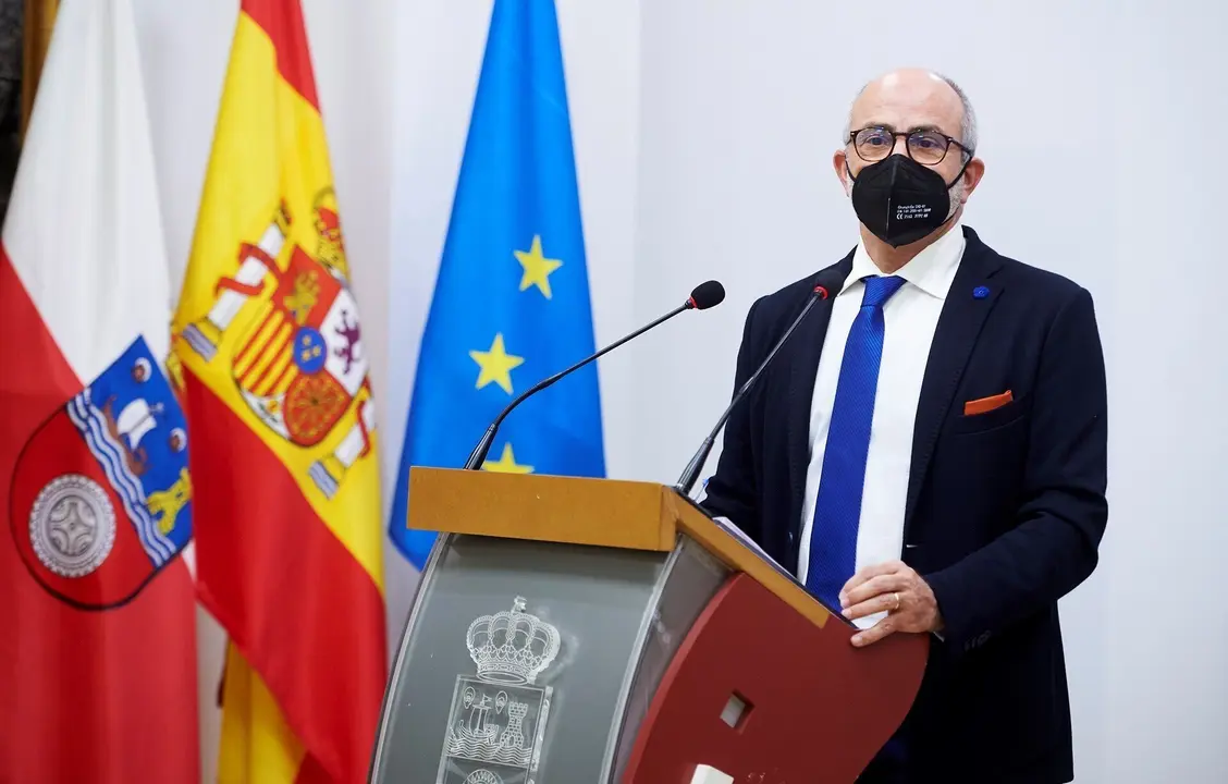 Archivo - El consejero de Sanidad de Cantabria, Miguel Rodr&iacute;guez