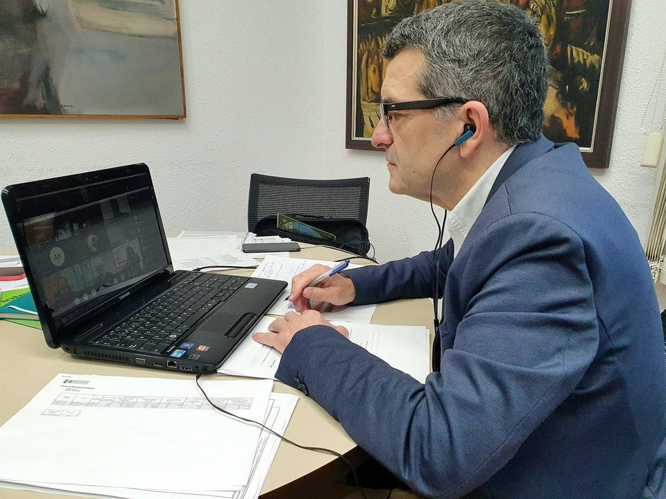 El concejal de Hacienda, Pedro Pérez Noriega, participa en la comisión de su área