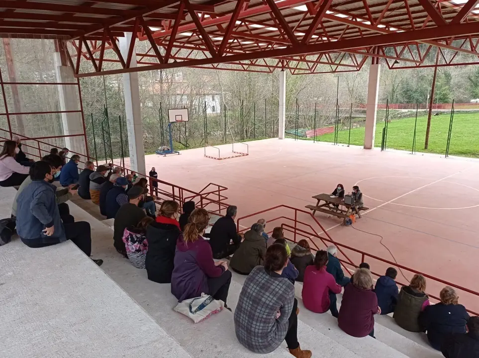Vecinos de Miera en una de las charlas sobre el parque e&oacute;lico Garma Blanca