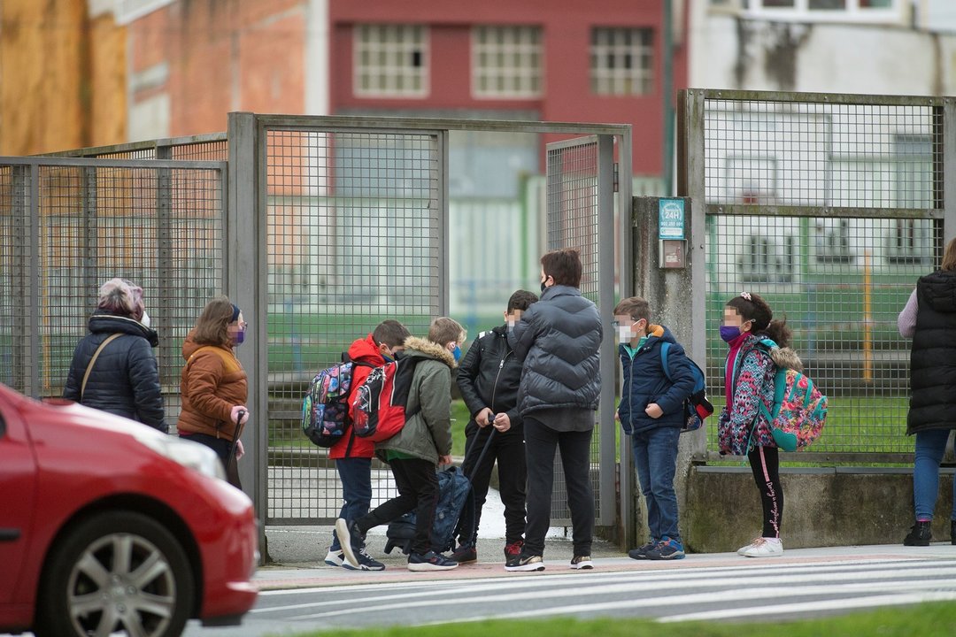 Un grupo de niños se dirige a entrar al CEIP Paradai, en Lugo