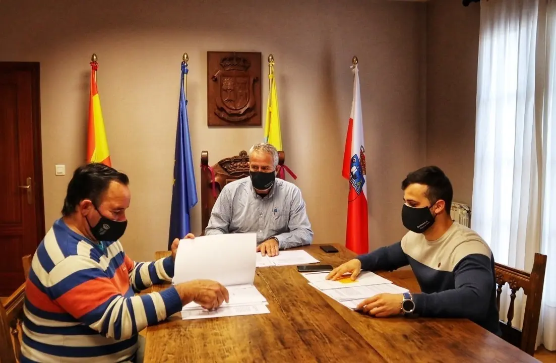 El alcalde de Hazas de Cesto, Jos&eacute; Mar&iacute;a Ruiz, y los concejales Alejandro Llano Mart&iacute;nez y Jos&eacute; Mar&iacute;a Fern&aacute;ndez, durante una reuni&oacute;n sobre las 'Ayudas COVID-19'