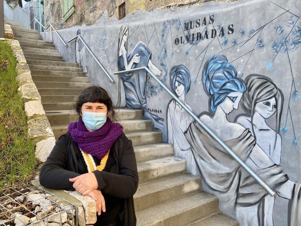 La artista Mar Pajarón con el mural en el Cabildo