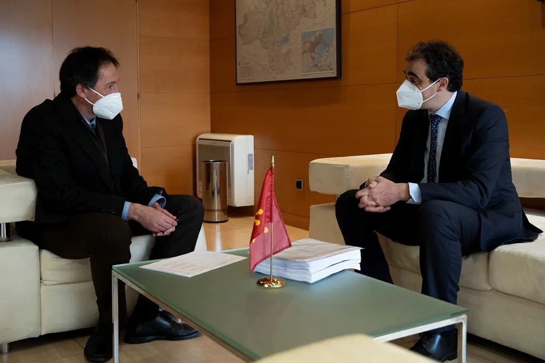 El consejero de Obras P&uacute;blicas, Ordenaci&oacute;n del Territorio y Urbanismo , Jos&eacute; Luis Gochicoa, se re&uacute;ne con el alcalde de Alfoz de Lloredo, Enrique Bretones.