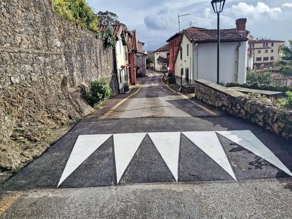 Comillas instala reductores de velocidad en en el centro urbano