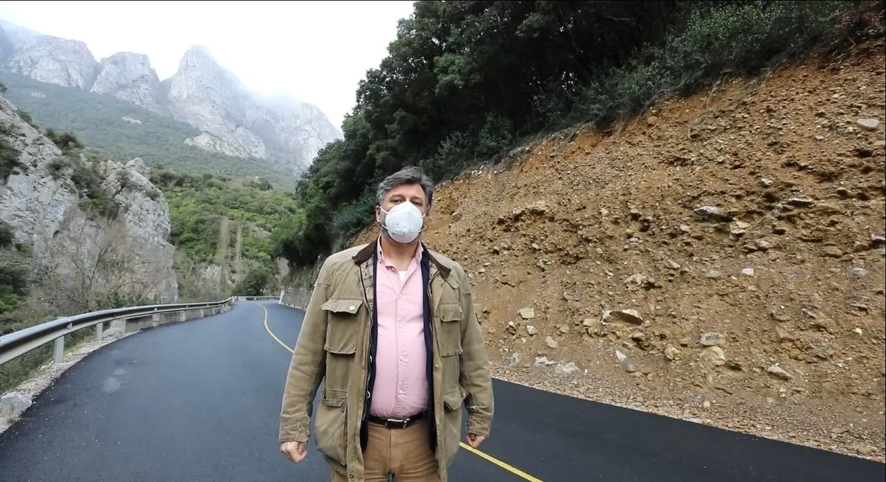 El portavoz parlamentario de Vox, Cristobal Palacio, en el desfiladero de la Hermida