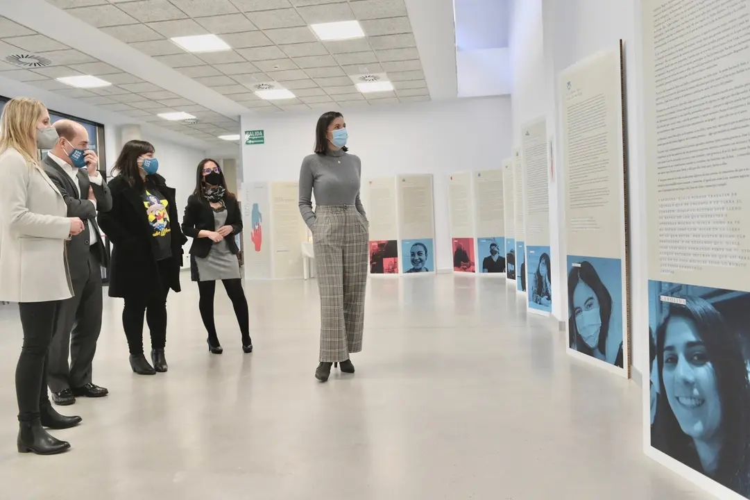 La alcaldesa de Santander, Gema Igual, visita la muestra 'GeneRelaciones, generaciones conectadas' en el centro c&iacute;vico de Cazo&ntilde;a