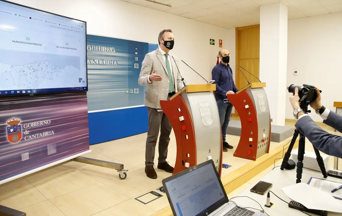 El Consejero De Desarrollo Rural, Ganader&iacute;a, Pesca, Alimentaci&oacute;n Y Medio Ambiente, Guillermo Blanco, Acompa&ntilde;ado De Ignacio Cloux, T&eacute;cnico De Red Cambera, Presenta, En Rueda De Prensa, El Balance Del Proyecto R&iacute;os En 2020.