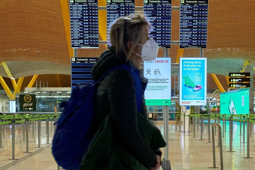 Una mujer camina por la terminal T4 del Aeropuerto Adolfo Su&aacute;rez Madrid-Barajas