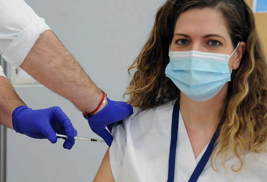 Una doctora recibiendo la vacuna de Covid-19 (Archivo)
