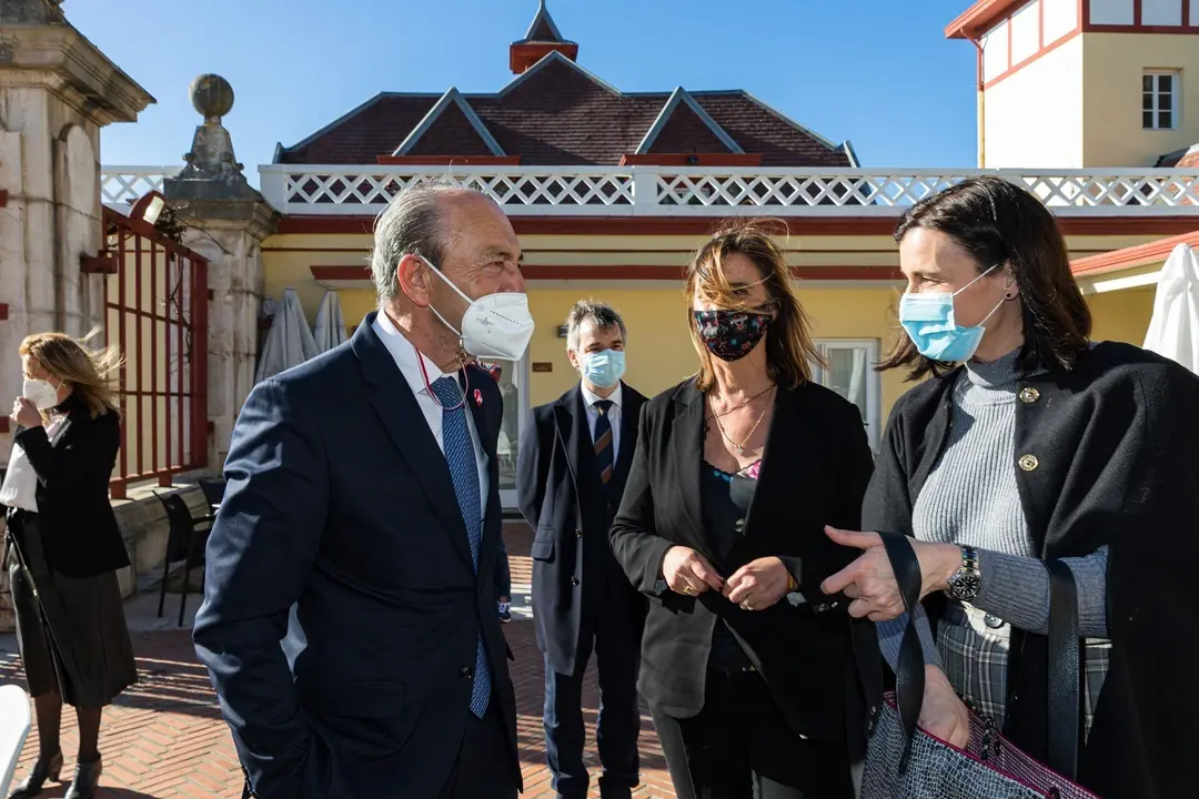 El Consejero De Industria, Javier L&oacute;pez Marcano, Junto A La Alcaldesa De Santander, Gema Igual (Derecha), Y La Presidenta De ADMEC, Eva Fern&aacute;ndez Cobo