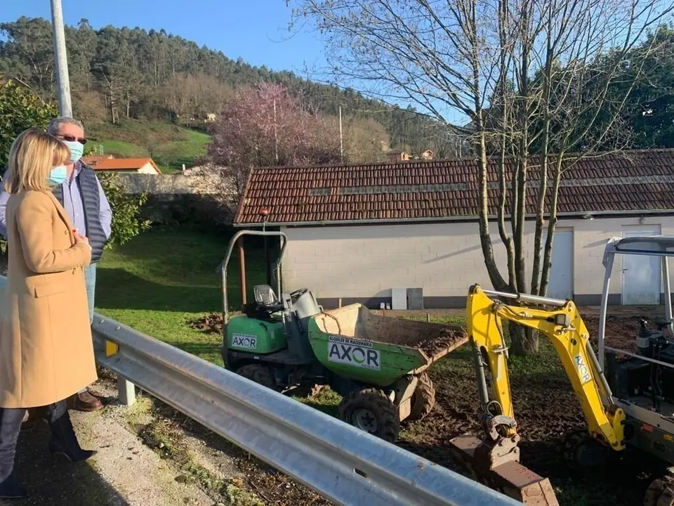 La alcaldesa de Pi&eacute;lagos, Ver&oacute;nica Samperio, y el concejal de Parques y Jardines, Jos&eacute; &Aacute;ngel Diego, en el inicio de las obras del nuevo parque