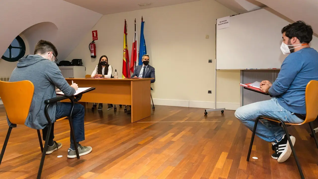 El vicepresidente de Cantabria, Pablo Zuloaga; la directora general de Juventud, Irene Lanuza, y miembros de la Comisi&oacute;n Permanente del Consejo de la Juventud