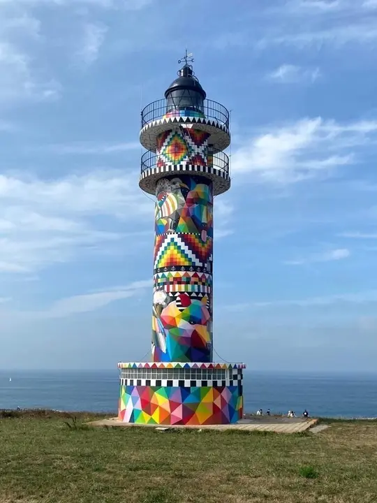 Archivo - Faro de Ajo pintado por Okuda