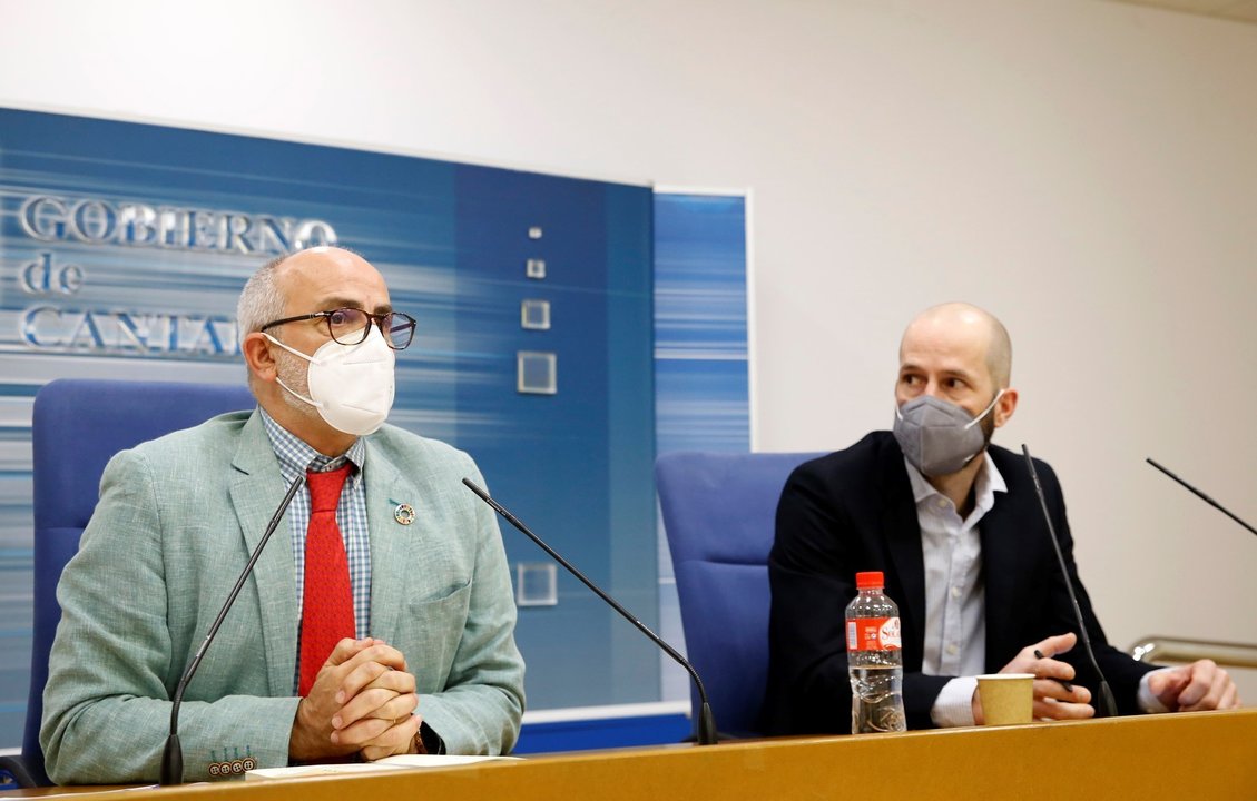 El consejero de Sanidad, Miguel Rodríguez, y el director general de Salud Pública, Reinhard Wallmann, informan sobre la evolución epidemiológica en Cantabria.