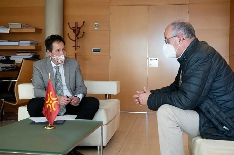 12:00 horas. Despacho del consejero de Obras P&uacute;blicas, Ordenaci&oacute;n del Territorio y Urbanismo
El consejero de Obras P&uacute;blicas, Ordenaci&oacute;n del Territorio y Urbanismo, Jos&eacute; Luis Gochicoa, se re&uacute;ne con el alcalde de Arredondo, Leoncio Carrascal.
(C) GONZALO ROGINA