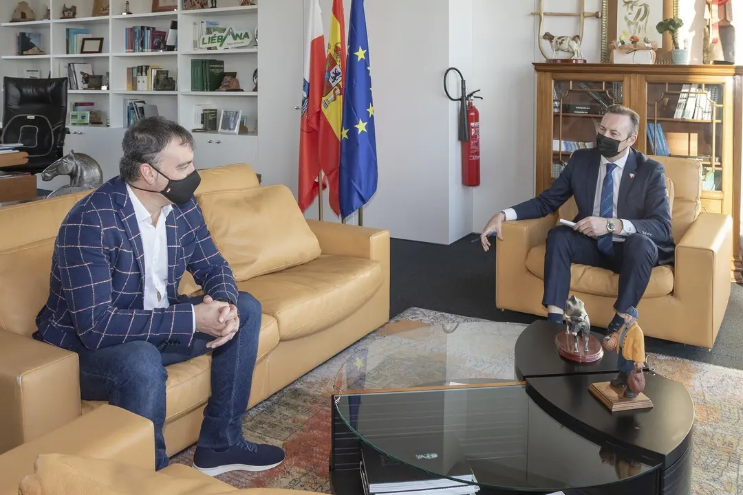 09:30 Horas. Despacho Del Consejero De Desarrollo Rural, Ganader&iacute;a, Pesca, Alimentaci&oacute;n Y Medio Ambienteel Consejero De Desarrollo Rural, Ganader&iacute;a, Pesca, Alimentaci&oacute;n Y Medio Ambiente, Guillermo Blanco, Se Re&uacute;ne Con El Alcalde De Ruesga, Jes&uacute;s Ram&oacute;n Oc