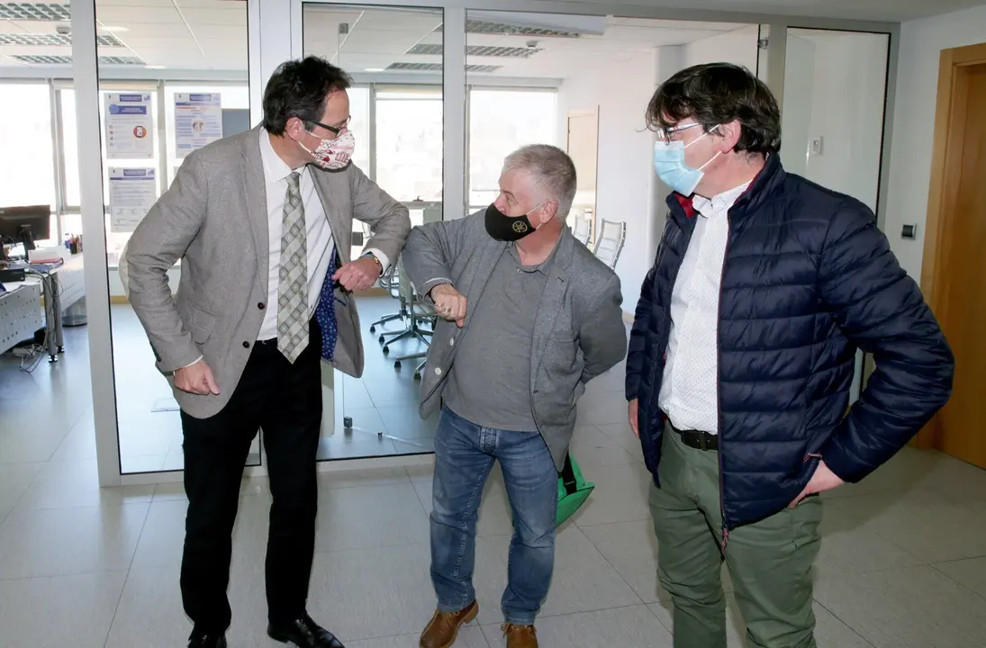 El consejero de Obras P&uacute;blicas, Ordenaci&oacute;n del Territorio y Urbanismo, Jos&eacute; Luis Gochicoa, acompa&ntilde;ado por el alcalde de Villaescusa, Constantino Fern&aacute;ndez.