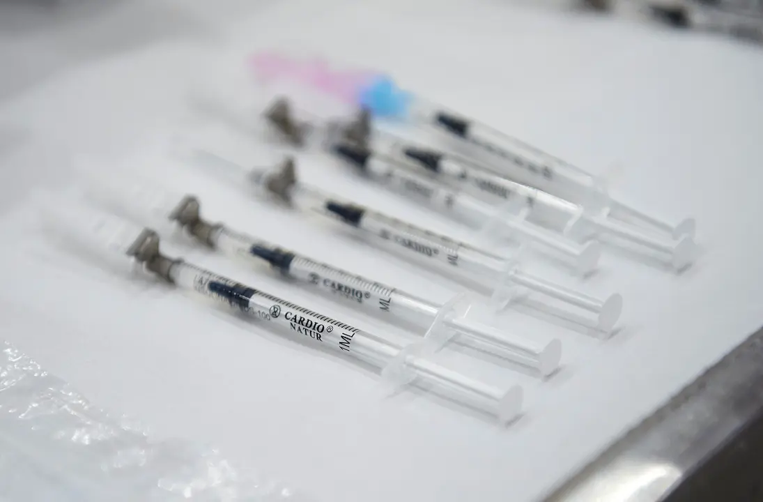 Varias jeringuillas con la segunda dosis de la vacuna de Pfizer-BioNTech contra la Covid-19 en el Hospital Universitario Marqu&eacute;s de Valdecilla