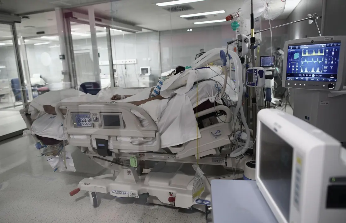 Archivo - Un enfermo en una cama de la UCI del Hospital de Emergencias Isabel Zendal, Madrid (Espa&ntilde;a), a 20 de enero de 2021.