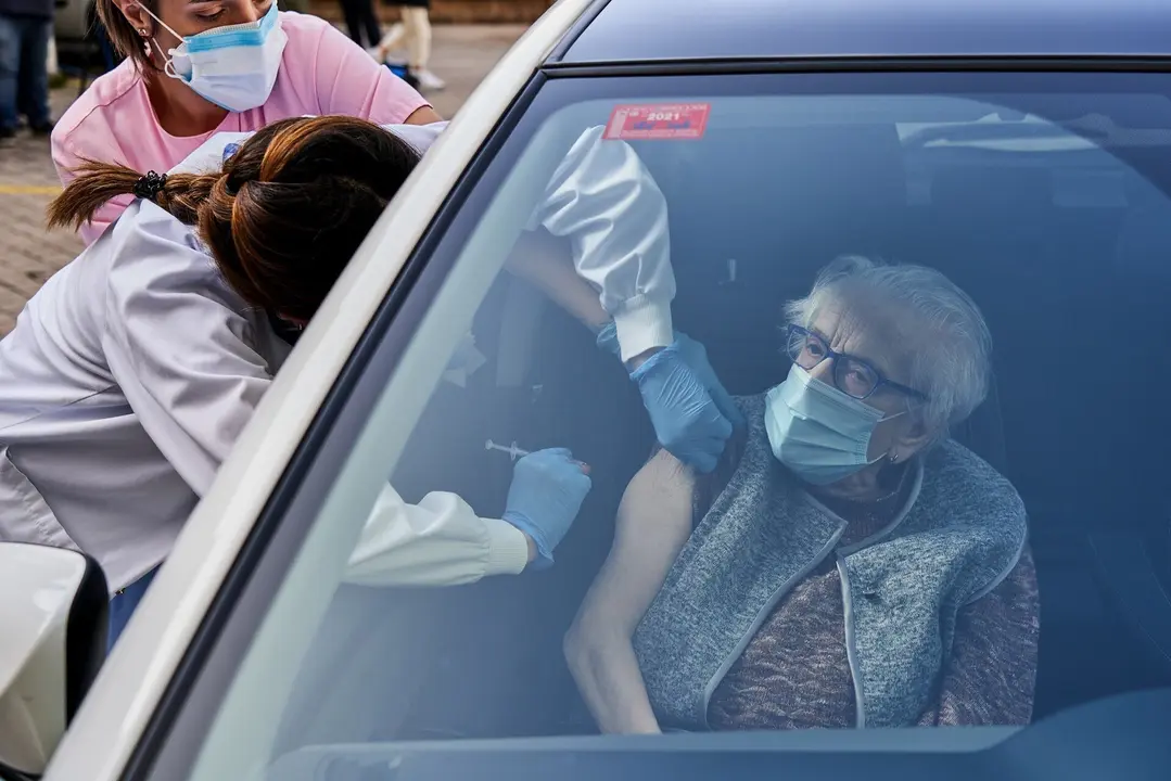 Un centenaria es vacunada en su coche en las inmediaciones del Hospital Santiago Ap&oacute;stol, en Vitoria-Gasteiz, &Aacute;lava, Euskadi (Espa&ntilde;a), a 24 de febrero de 2021.