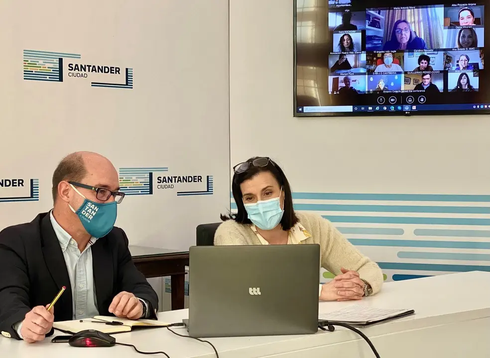 La alcaldesa de Santander, Gema Igual, y el concejal de Familia e Igualdad, &Aacute;lvaro Lav&iacute;n, en la reuni&oacute;n del Consejo de Igualdad
