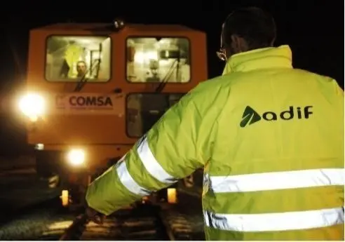 Archivo - Adif realiza trabajos de mantenimiento nocturno en la l&iacute;nea de cercan&iacute;as C-5