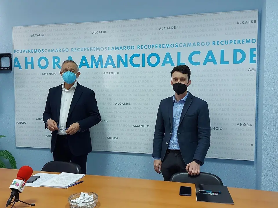 El portavoz del PP en Camargo,  Amancio B&aacute;rcena, y el alcalde ped&aacute;neo de Escobedo, Cristian Armada
