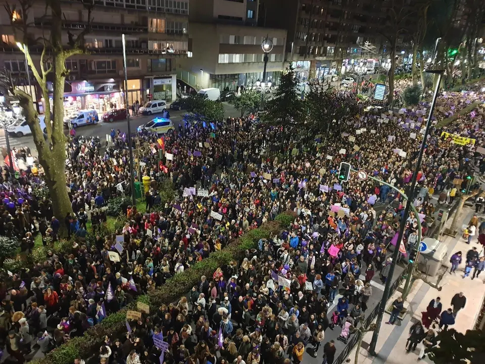 Archivo - Miles de personas colapsan Santander en la manifestaci&oacute;n del 8M, imagen a su paso por la calle San Fernando