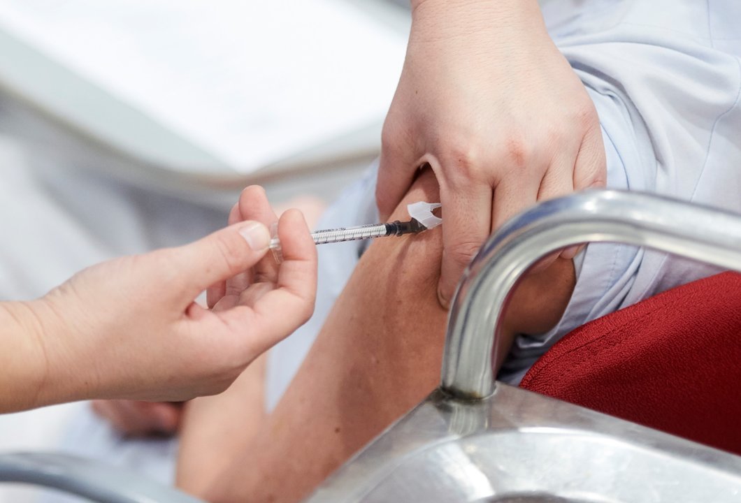 Una trabajadora sanitaria inyecta una dosis de la vacuna 